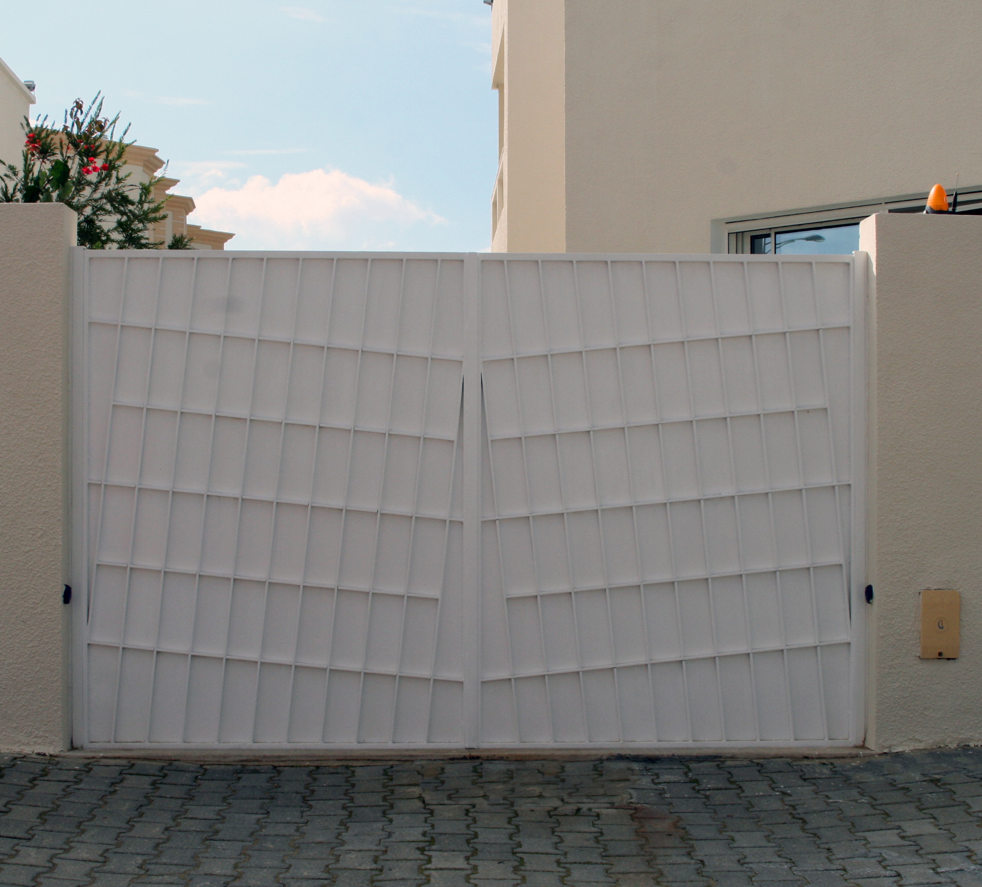 Porte fer forgé + tôle simple paroi. Porte fer forgé + tôle simple paroi.