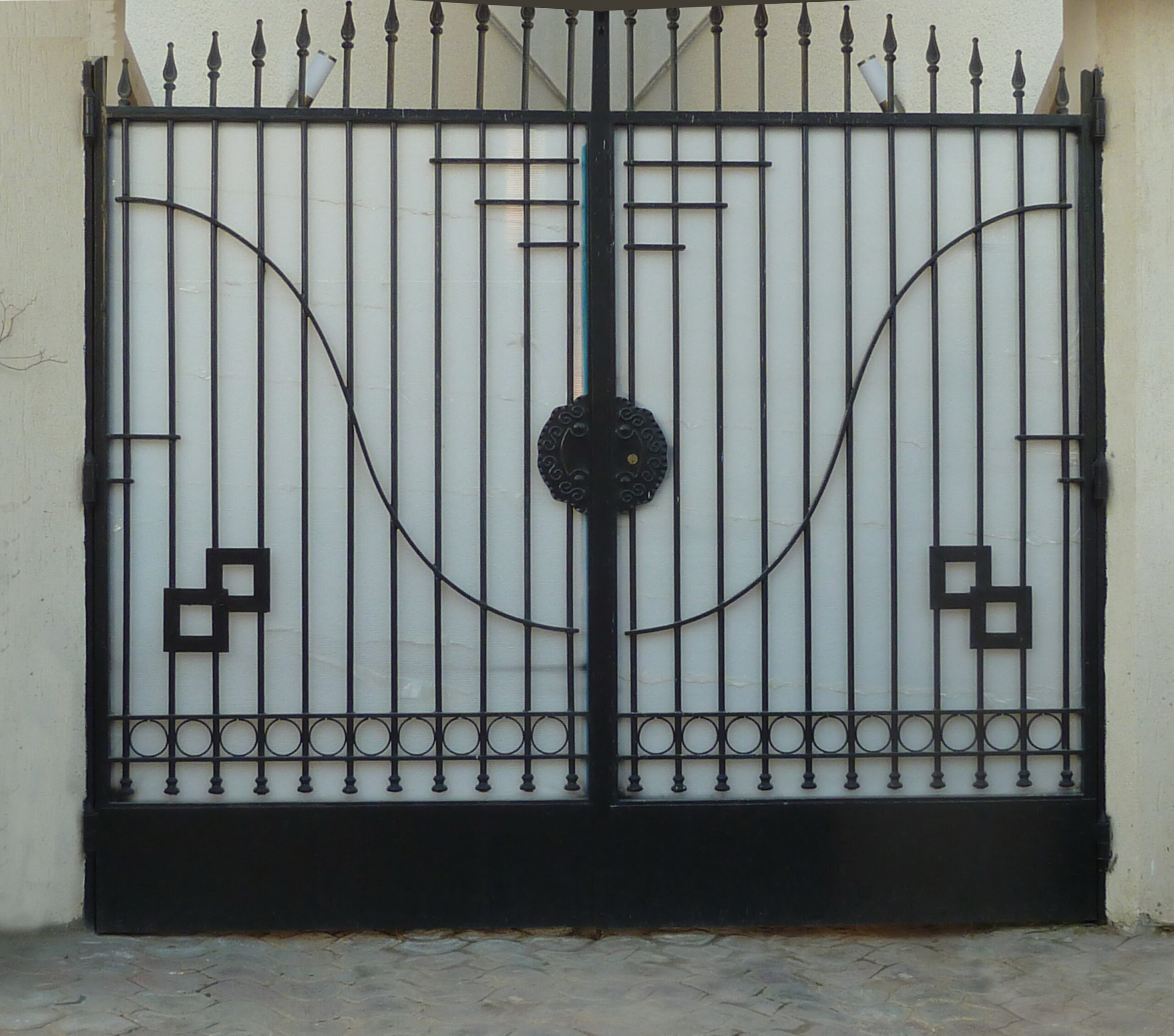 Porte battante à deux vantaux en fer forgé avec serrure électrique avec flèches anti vandalismes.
