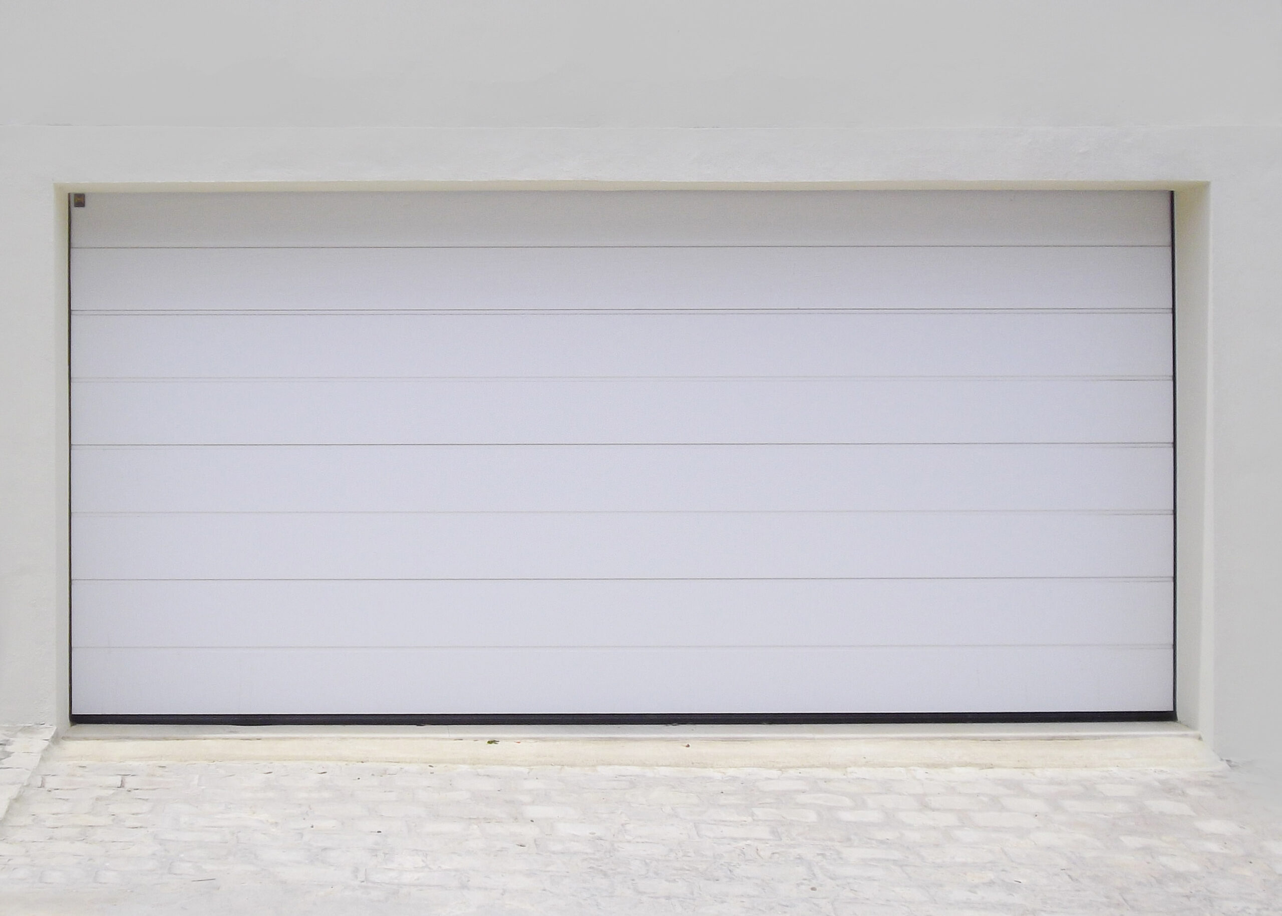Porte sectionnelle d’habitat à rainures.