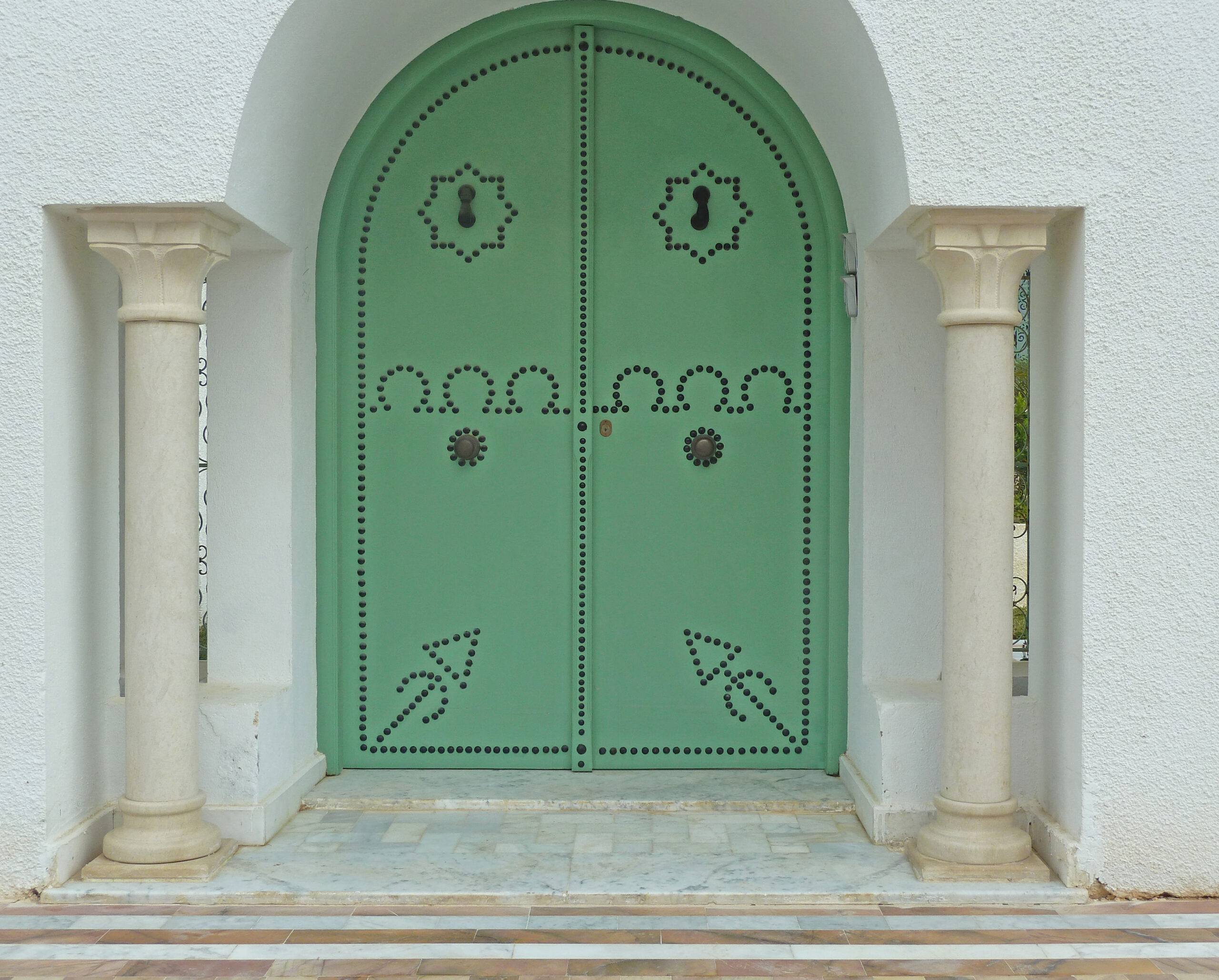 Porte battante à deux vantaux motif sidi bou said avec frappes porte traditionnelles.