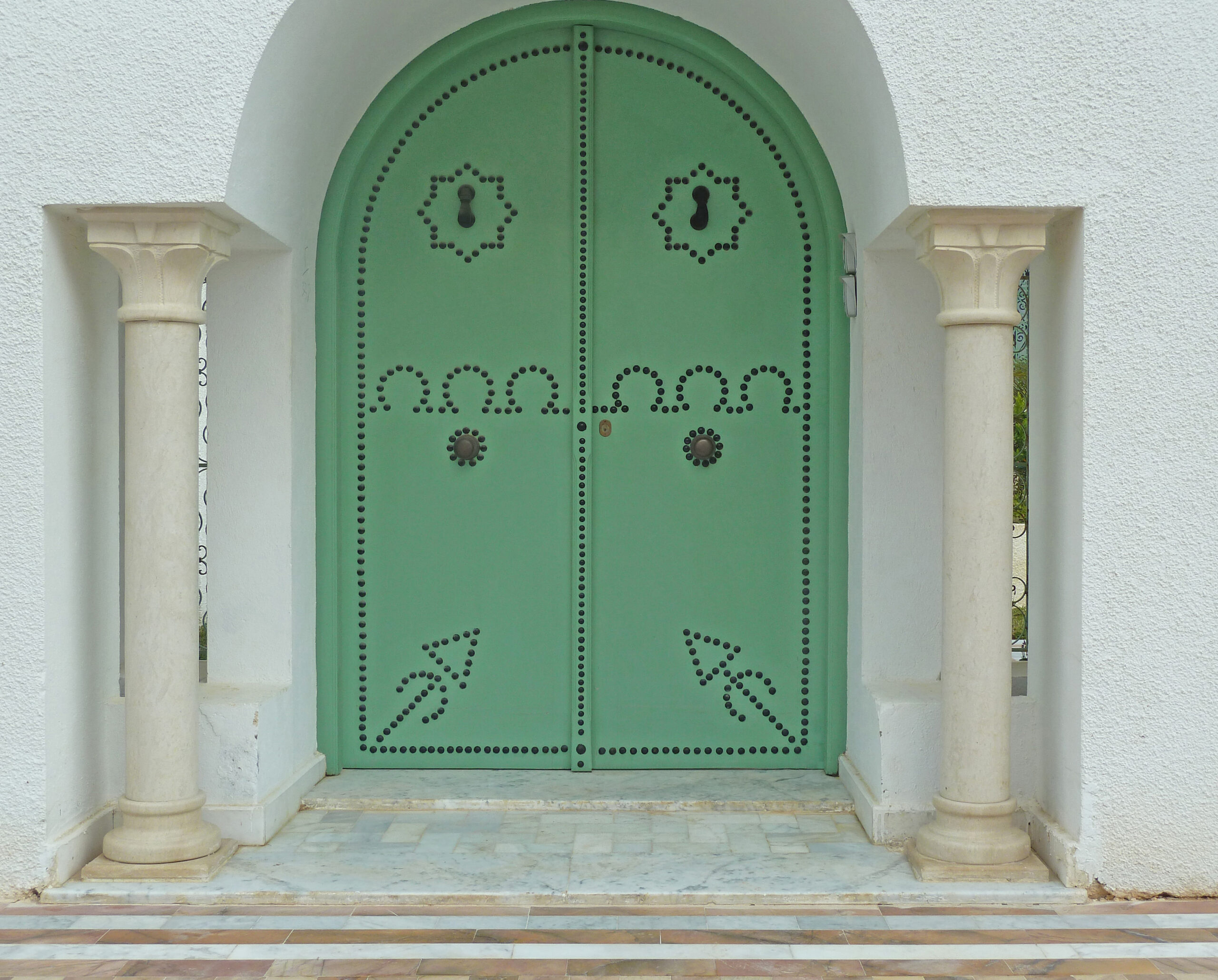 Porte battante à deux vantaux motif sidi bou said avec frappes porte traditionnelles. Porte battante à deux vantaux motif sidi bou said avec frappes porte traditionnelles.