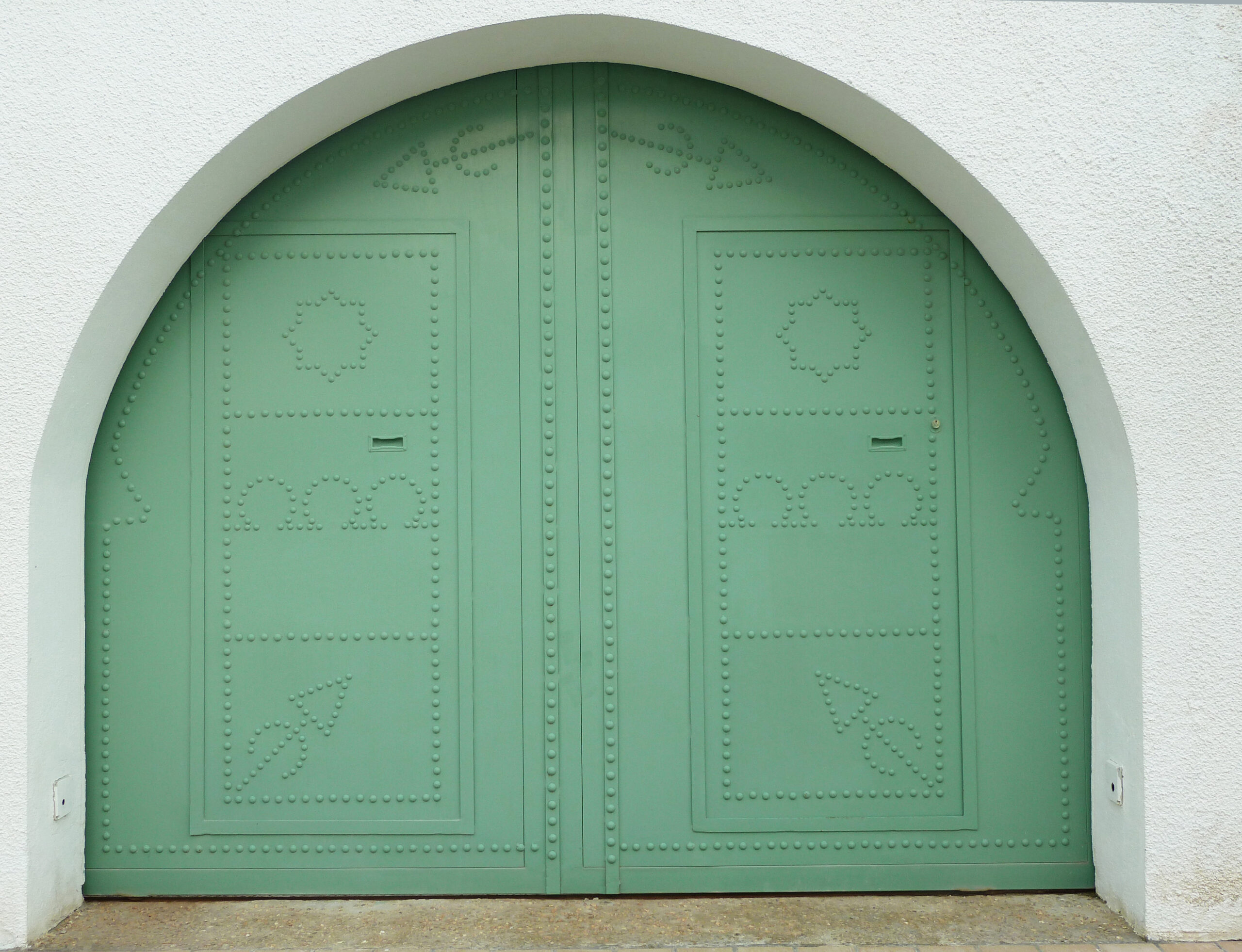 2Porte coulissante motorisée motif sidi bou said avec portillon intégré en tôle plane double paroi cloutée. Porte coulissante motorisée motif sidi bou said avec portillon intégré en tôle plane double paroi cloutée.