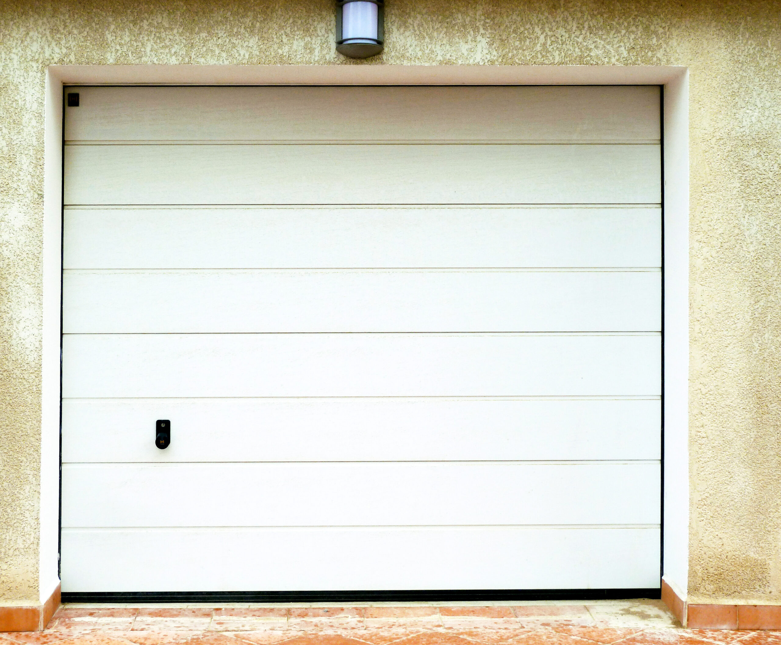 Porte sectionnelle d’habitat à rainures avec poignet.