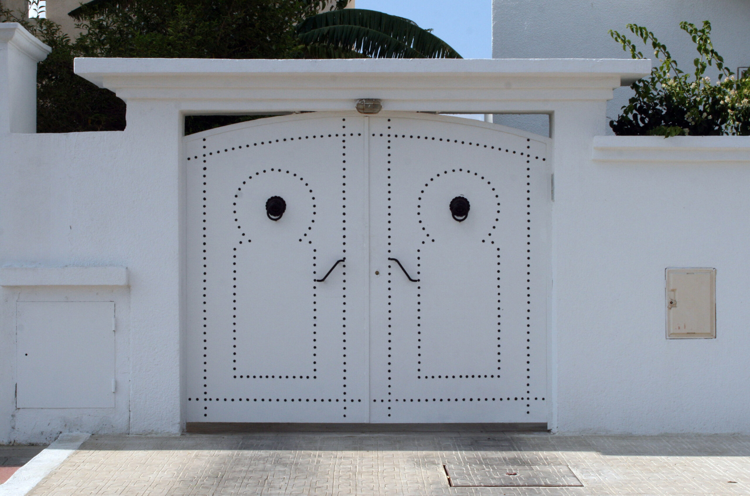 Porte battante à deux vantaux motif sidi bou said tôle pleine clouée avec frappes porte et poignées. Porte battante à deux vantaux motif sidi bou said tôle pleine clouée avec frappes porte et poignées.
