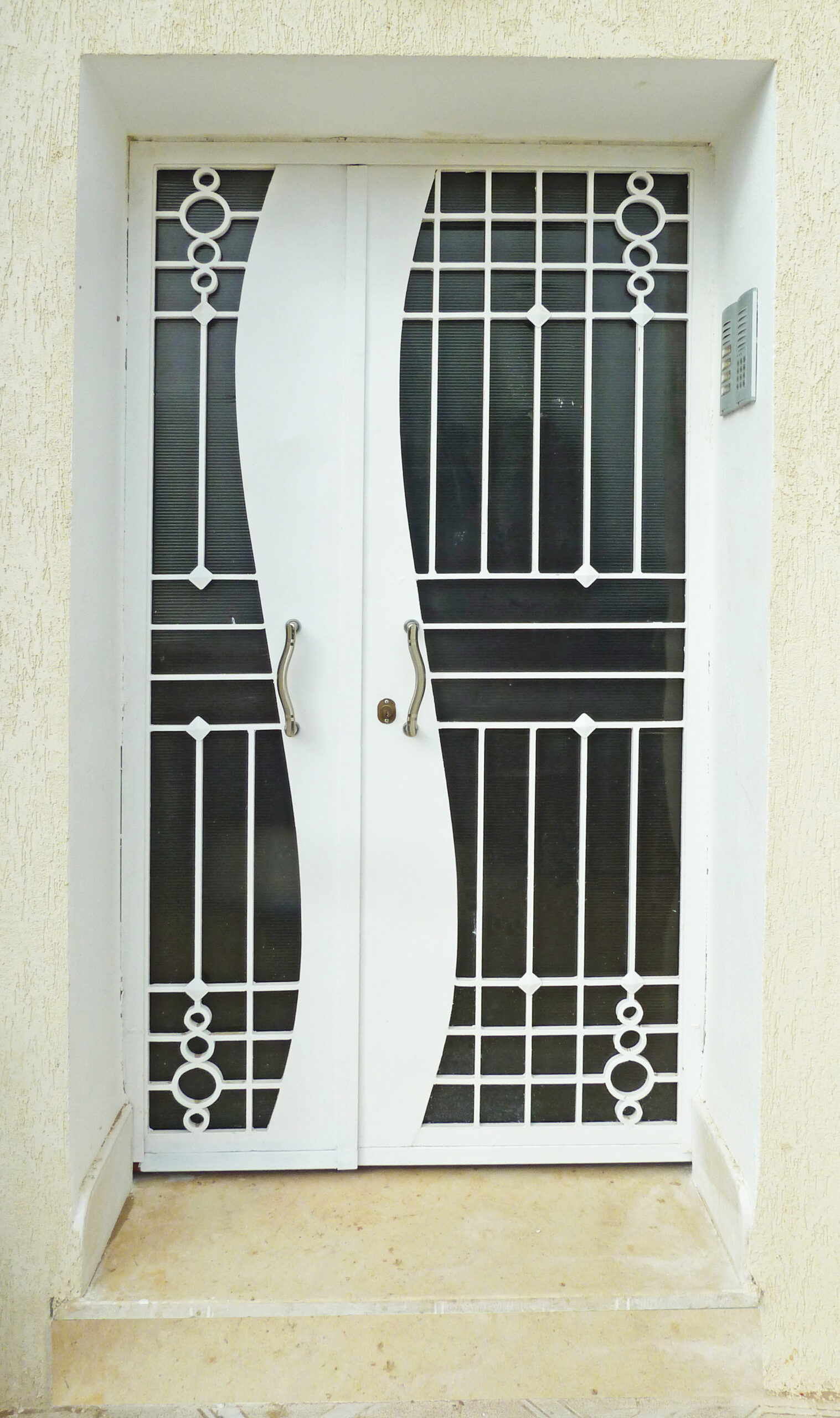 Porte battante style à 2 vantaux une mobile et autre fixe + polycarbonate. Porte battante style à 2 vantaux une mobile et autre fixe + polycarbonate.