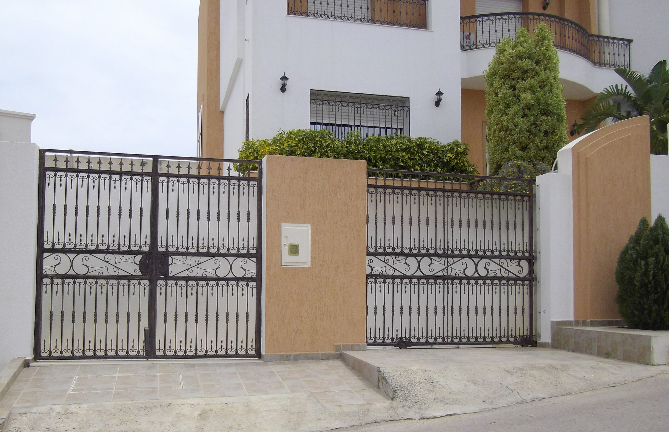 Porte battante en fer forgé + porte coulissante de même motif habillage en plexi. Porte battante en fer forgé + porte coulissante de même motif habillage en plexi.