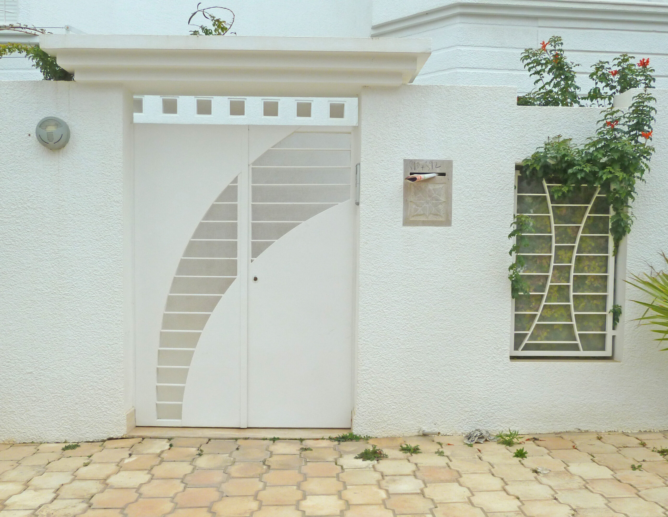 Porte battante style avec plexi. Porte battante style avec plexi.
