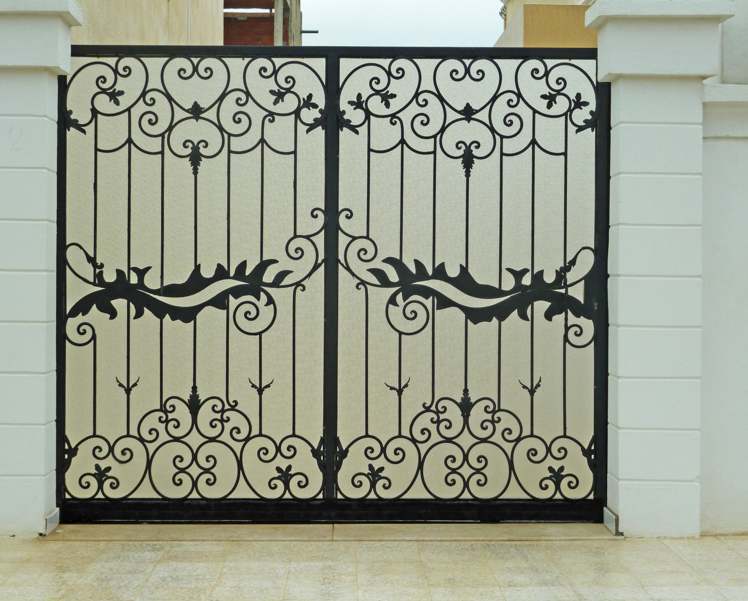 Porte coulissante en fer forgé, habillage en plexi. Porte coulissante en fer forgé, habillage en plexi.