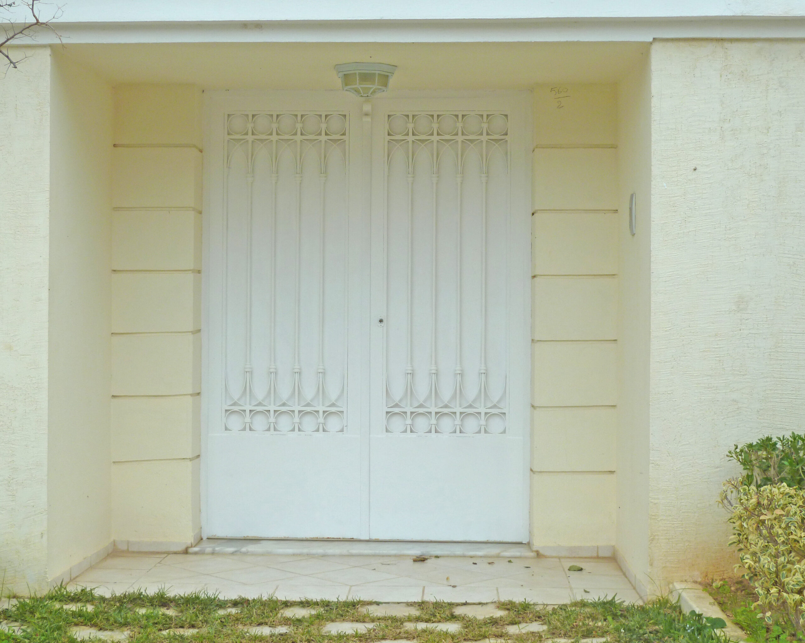 Porte battante en fer forgé et habillage en tôle simple paroi. Porte battante en fer forgé et habillage en tôle simple paroi.
