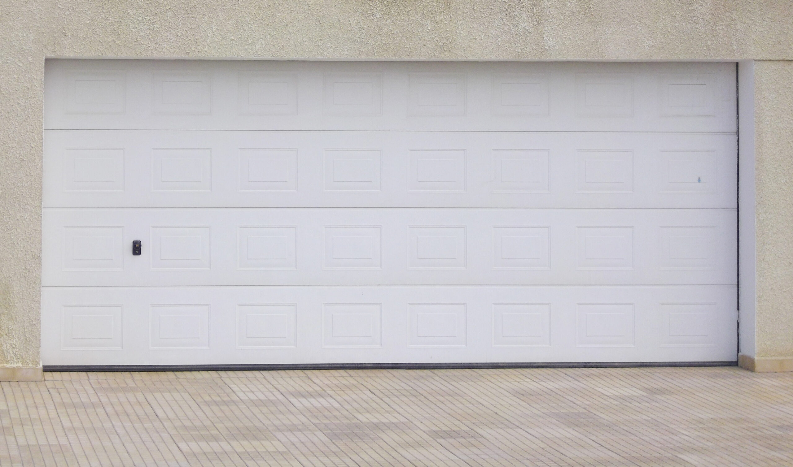 Porte sectionnelle d’habitat à cassettes avec poignet.