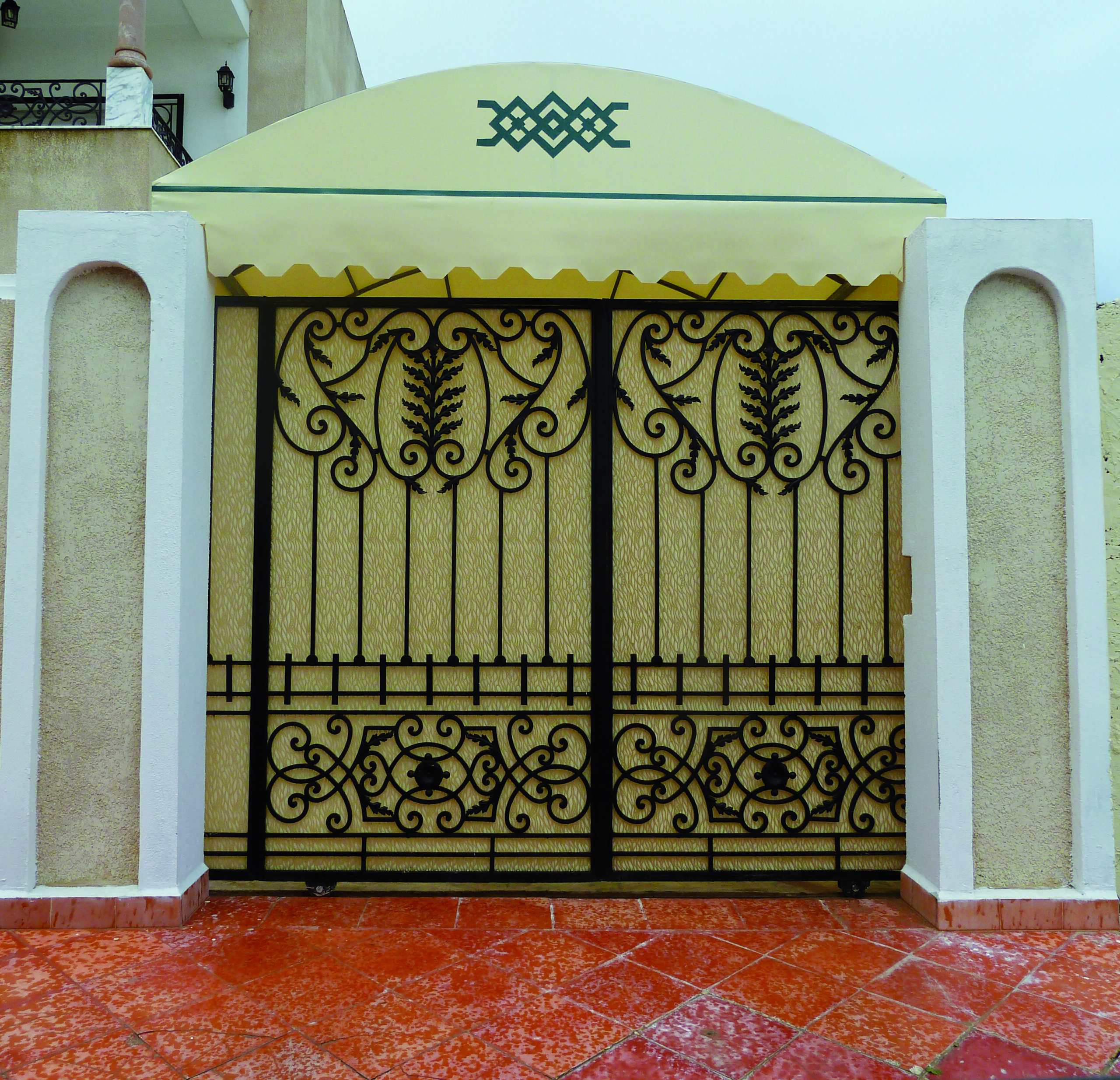 Porte coulissante en fer forgé, habillage en plexi. Porte coulissante en fer forgé, habillage en plexi.