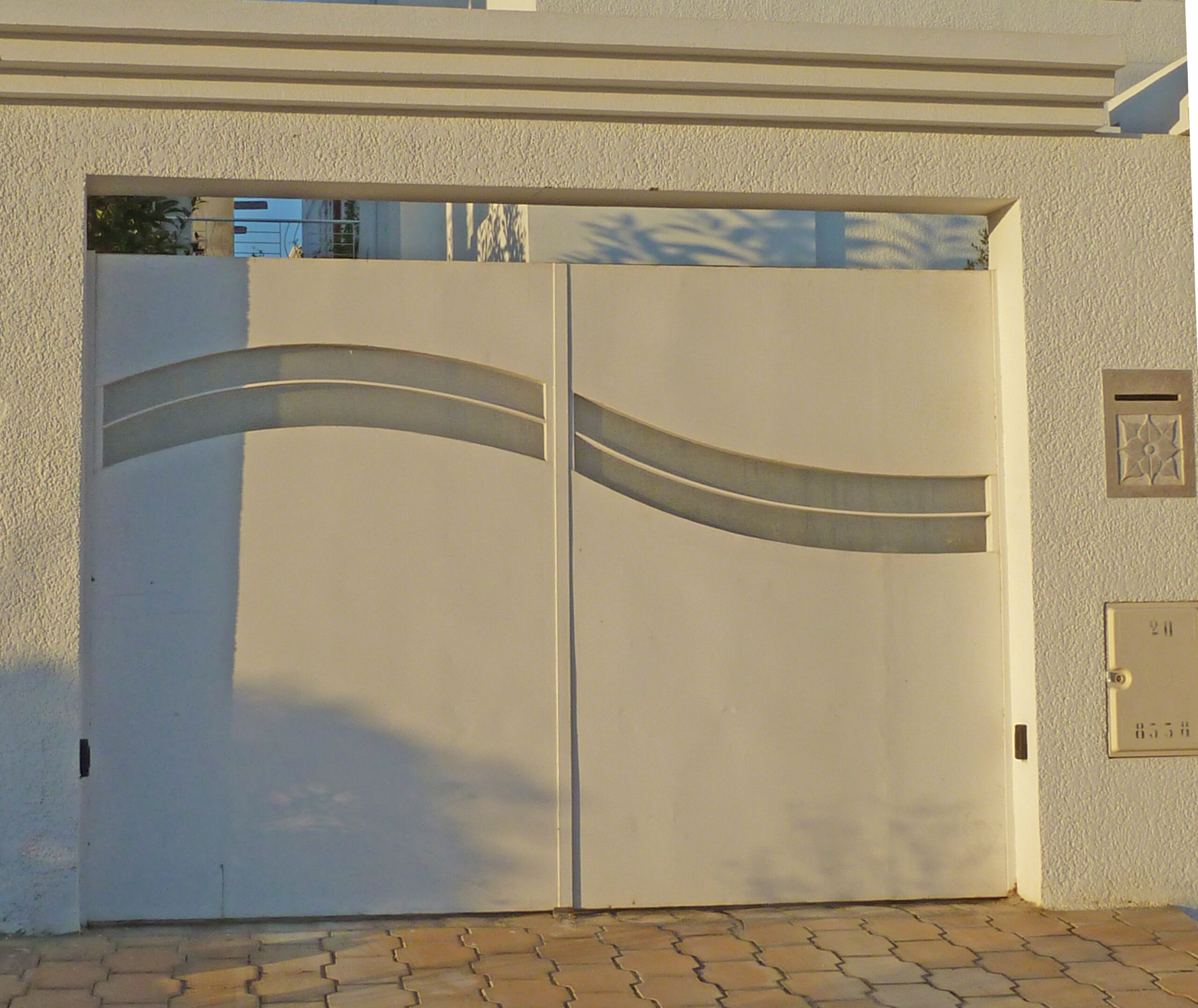 Porte battante style avec polycarbonate. Porte battante style avec polycarbonate.