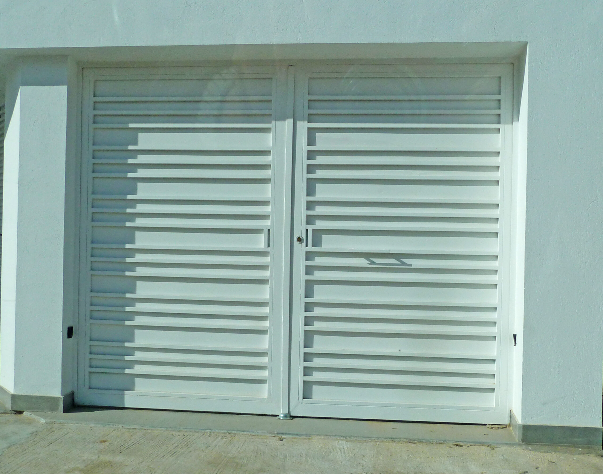 Porte battante à barreaudage horizontal + habillage en tôle. Porte battante à barreaudage horizontal + habillage en tôle.