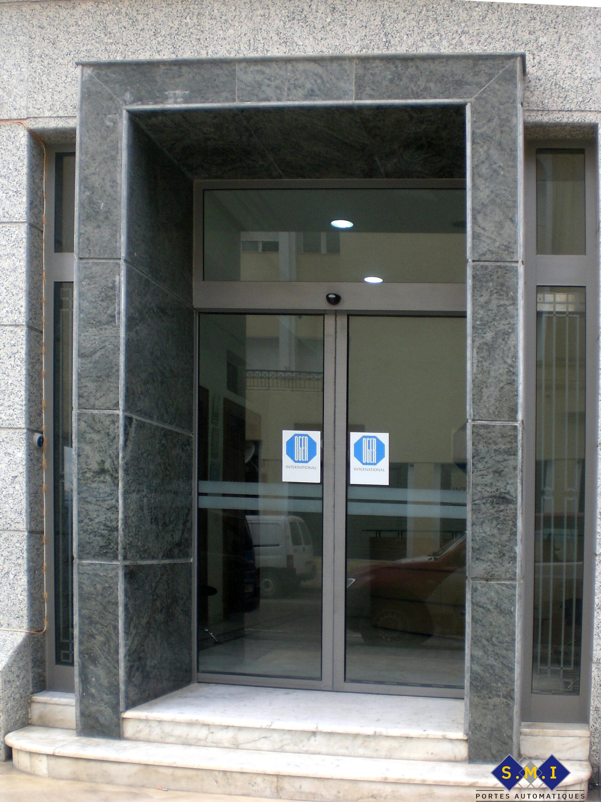 Porte radar coulissante à deux vantaux avec structure en aluminium. Porte radar coulissante à deux vantaux avec structure en aluminium.