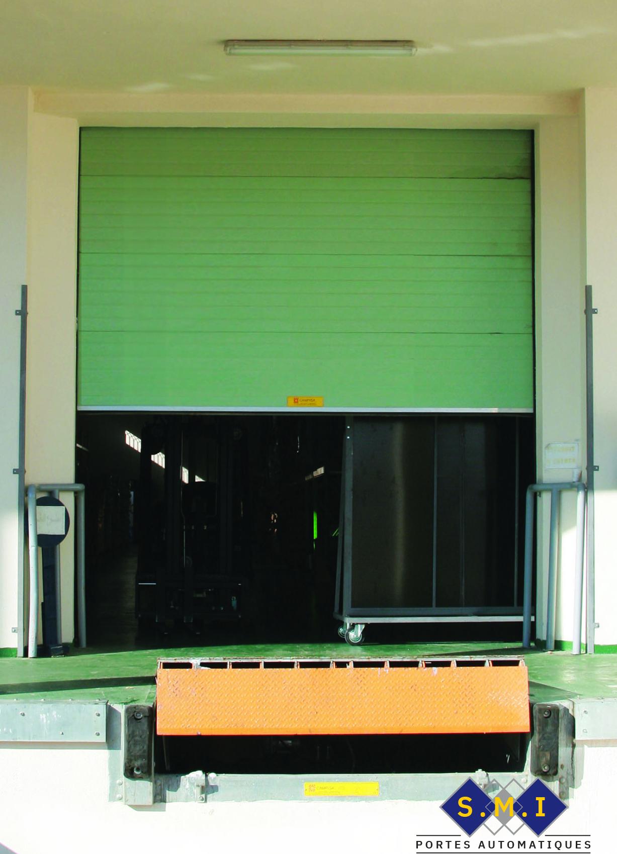 Niveleur de 6 tonnes moteur dans la fosse avec porte sectionnelle. Niveleur de 6 tonnes moteur dans la fosse avec porte sectionnelle.