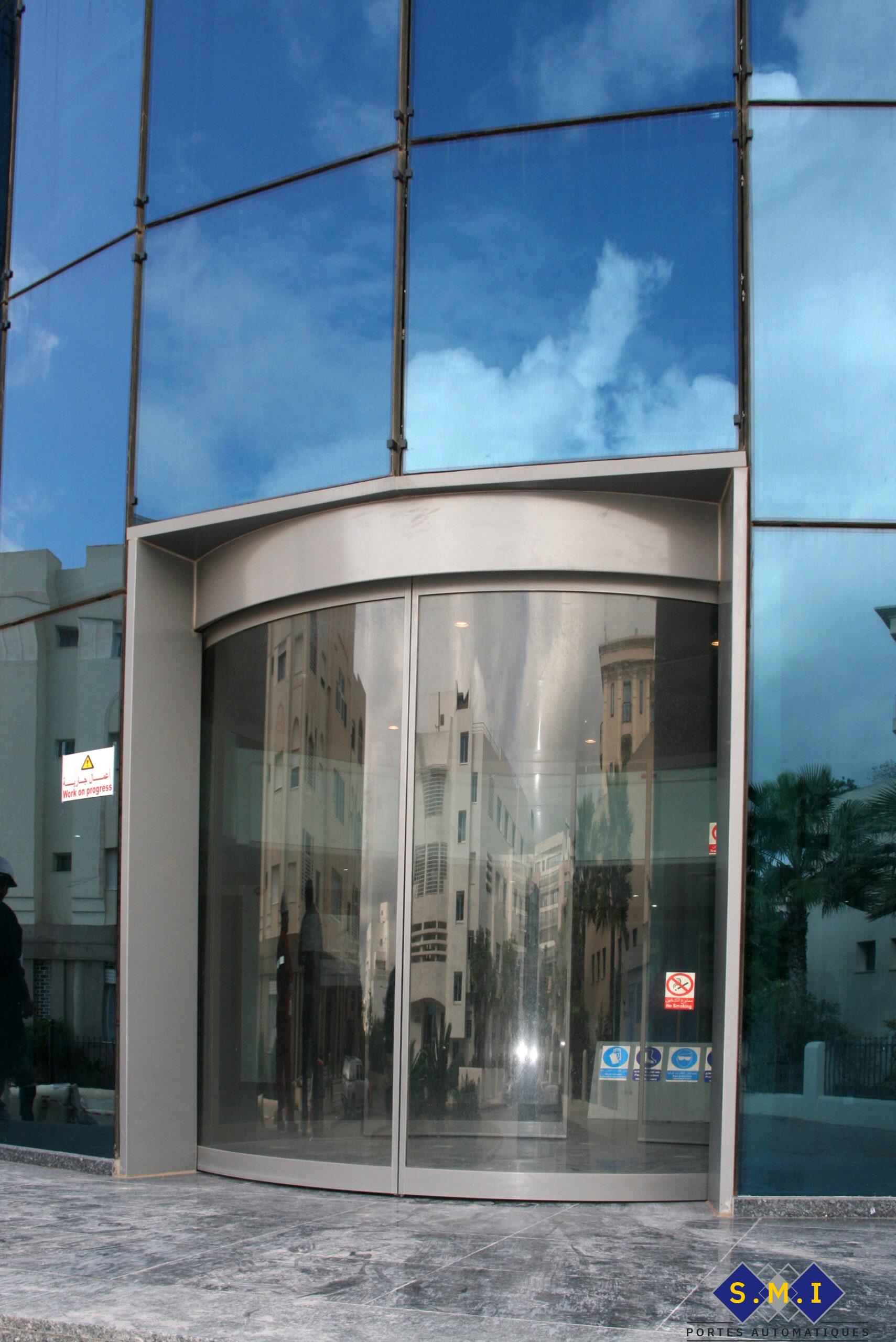 Porte radar cintrée à deux vantaux. Porte radar cintrée à deux vantaux.