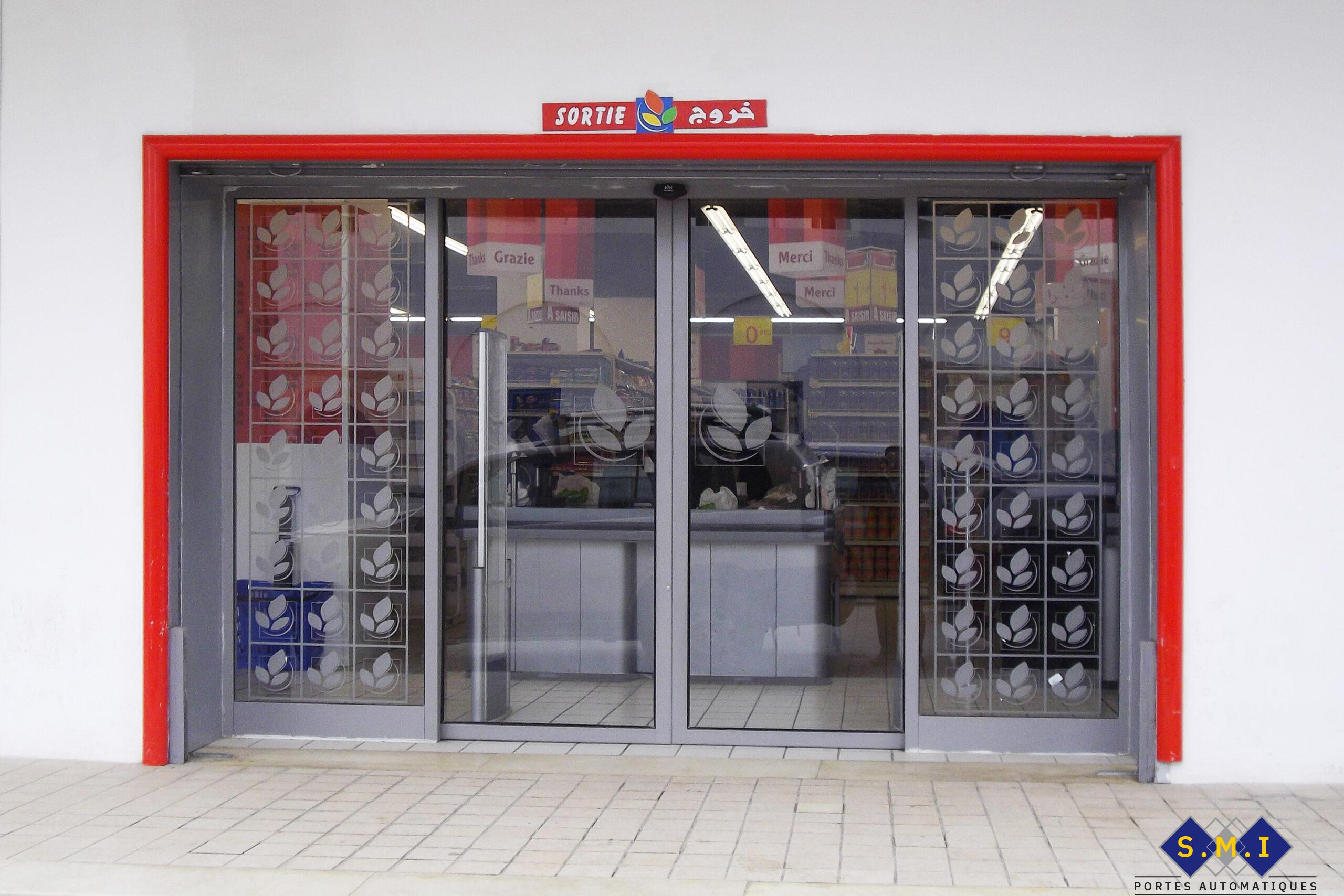 Porte radar coulissante à deux vantaux mobiles + deux panneaux latéraux fixes décorés avec logo. Porte radar coulissante à deux vantaux mobiles + deux panneaux latéraux fixes décorés avec logo.