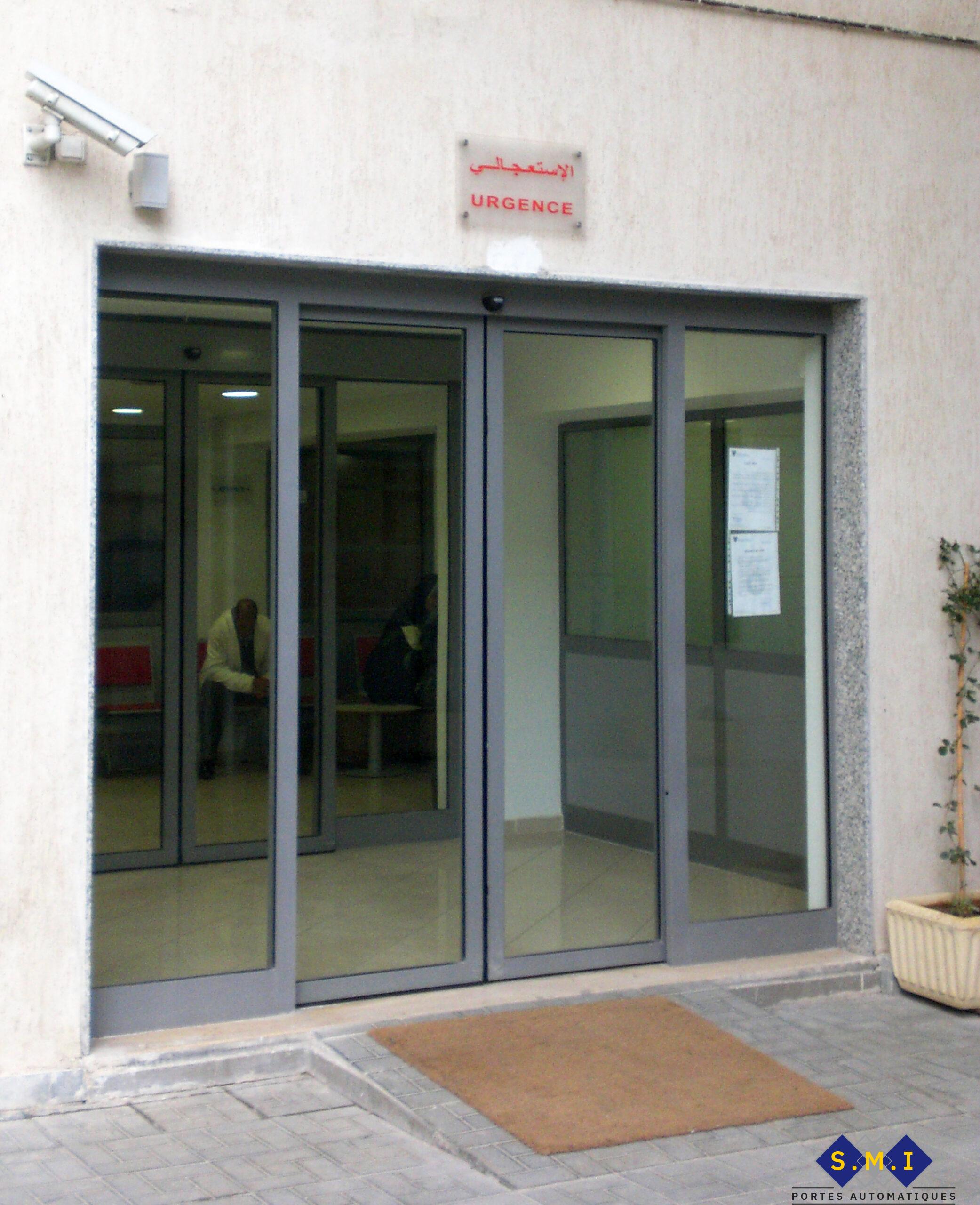 Porte radar coulissante à deux vantaux mobiles + deux panneaux latéraux fixes. Porte radar coulissante à deux vantaux mobiles + deux panneaux latéraux fixes.