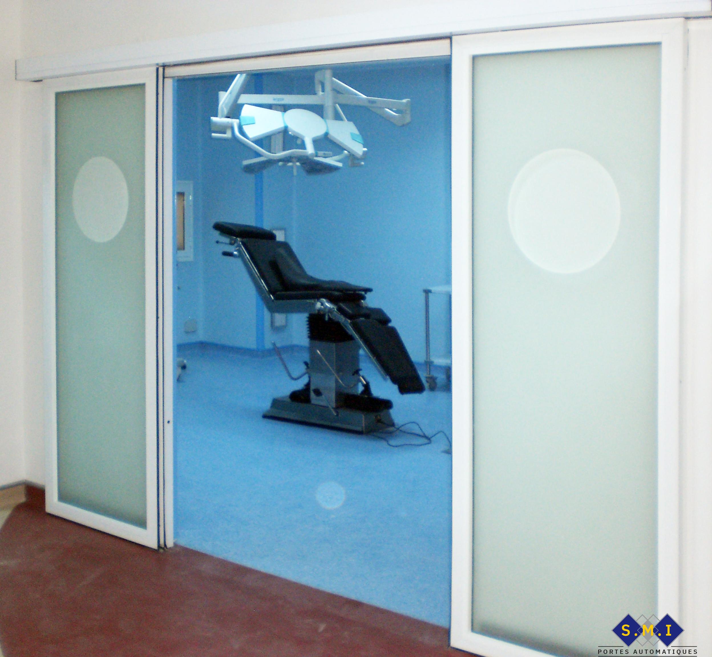 Porte radar à deux vantaux coulissants, verre sablé avec hublots claires adaptée au milieu hospitalier. Porte radar à deux vantaux coulissants, verre sablé avec hublots claires adaptée au milieu hospitalier.